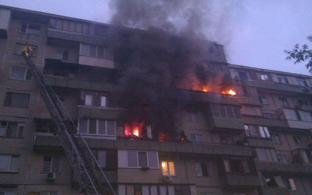 Пожар охватил 4 этажа / © facebook.com/MNS.GOV.UA