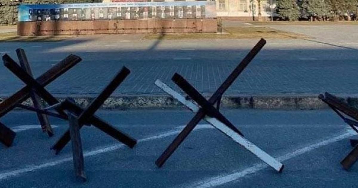 В Херсоне горожане готовят противотанковые ежи и коктейли Молотова