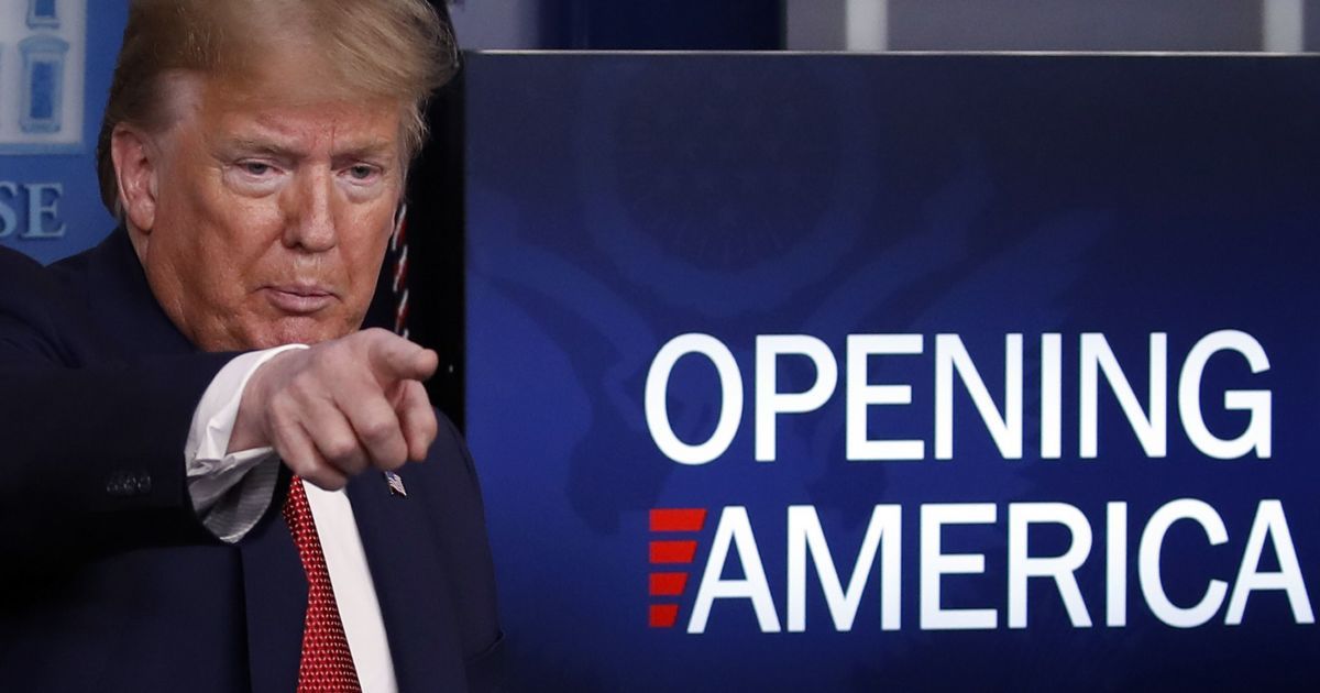 Трамп сообщил, когда появится вакцина от коронавируса для всех американцев
