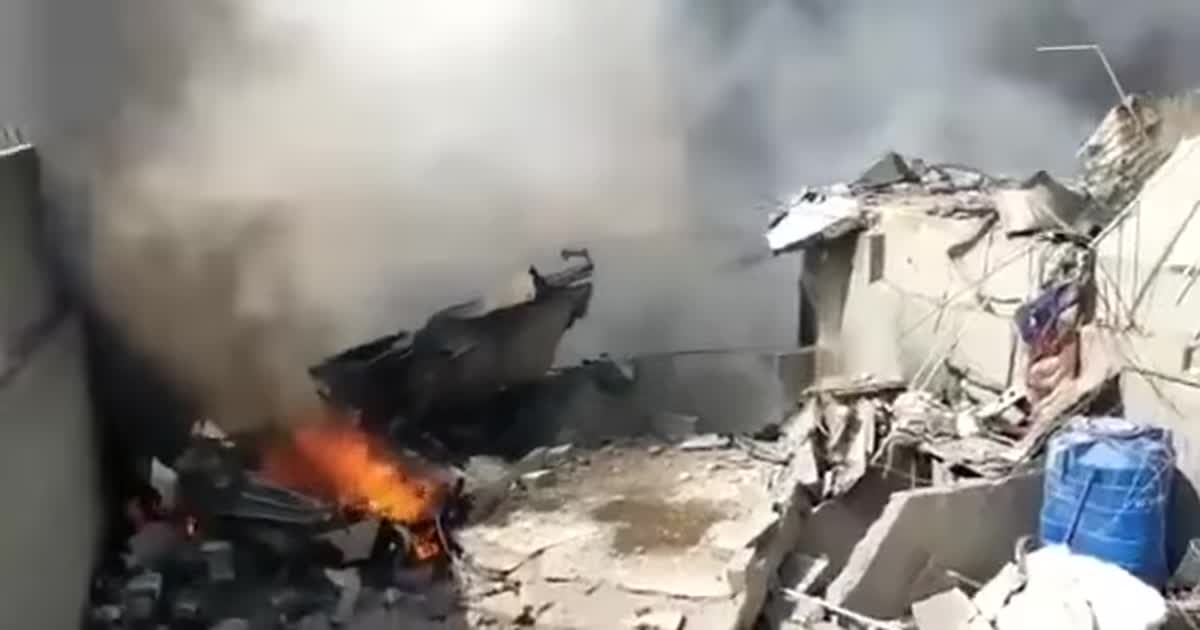 В Пакистане пассажирский самолет упал на жилые дома: очевидцы публикуют видео с места аварии