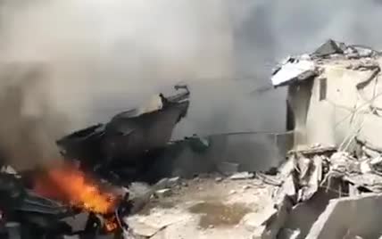 В Пакистане пассажирский самолет упал на жилые дома: очевидцы публикуют видео с места аварии