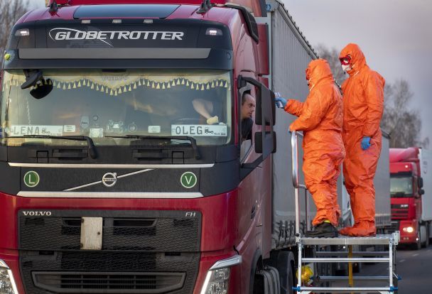 Польские пограничники проводят температурный скрининг водителю грузовика / © Associated Press
