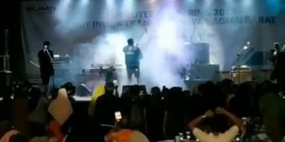 В Сети опубликовали видео, как цунами накрыло зрителей на концерте в Индонезии