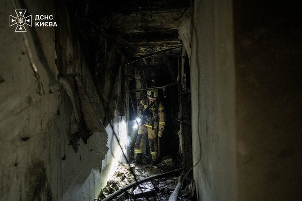 Російська атака спричинила пожежу у дев’ятиповерхівці. / © ДСНС