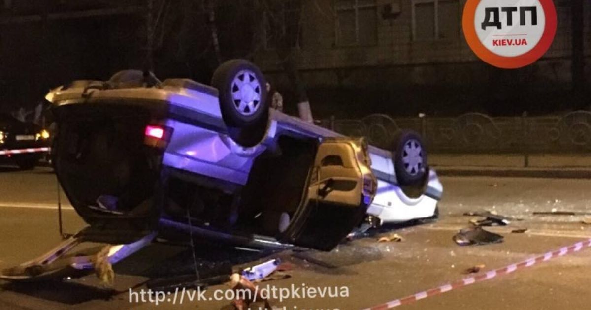 У Києві на Дорогожичах швидка протаранила таксі з пасажирами: легковик перекинувся на дах - ЗМІ