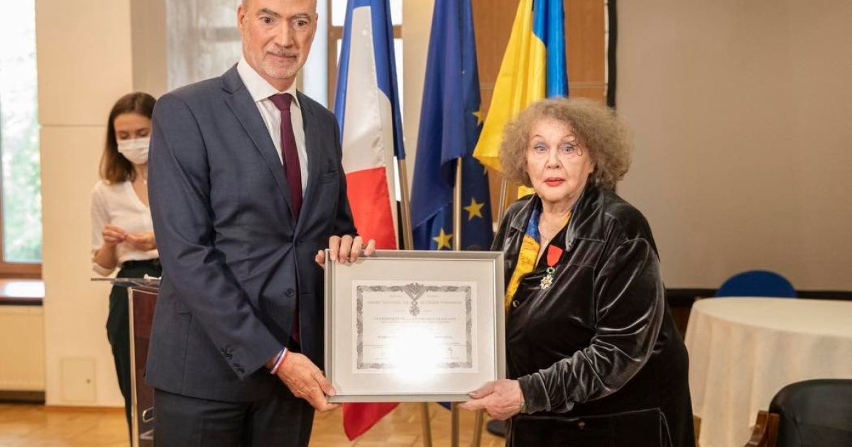 Ліна Костенко отримала найвищу нагороду Франції: фото