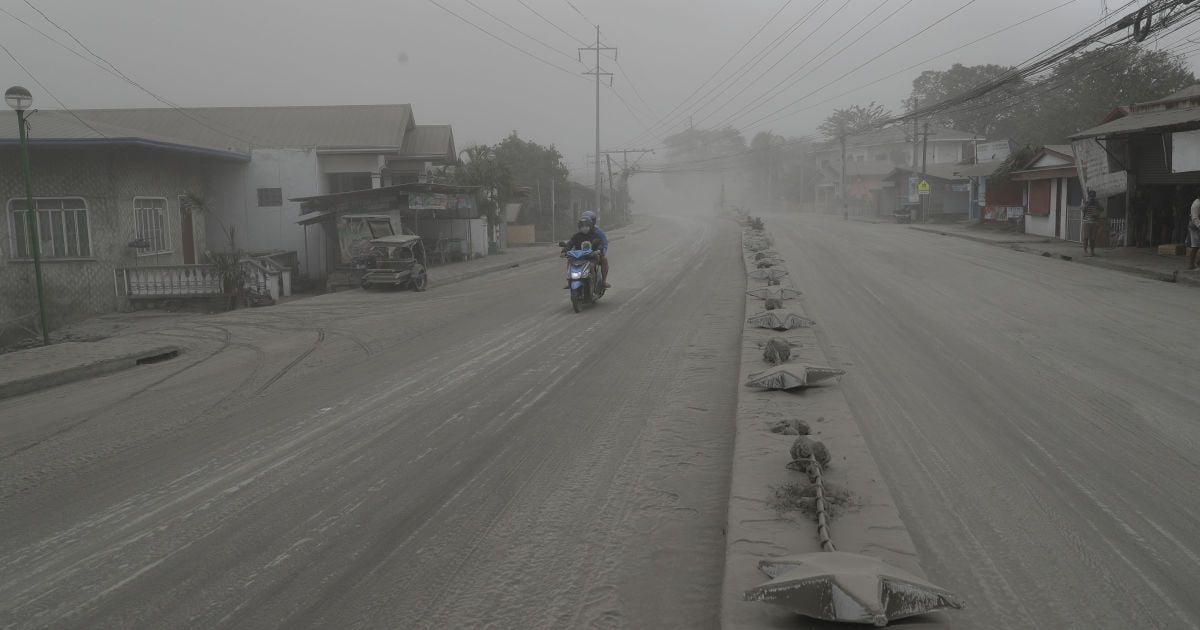 Засипані попелом міста і евакуація сотень тисяч людей. Філіппіни переживають виверження вулкана