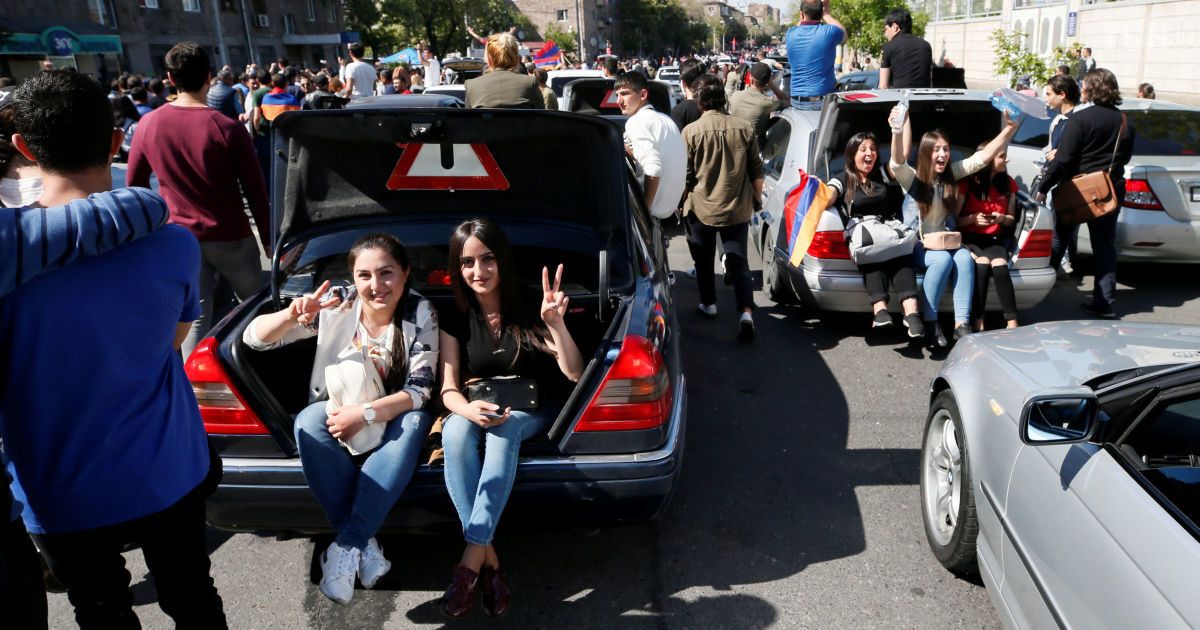 Екстрене приземлення літака в Канаді та подробиці протестів у Вірменії. П’ять новин, які ви могли проспати