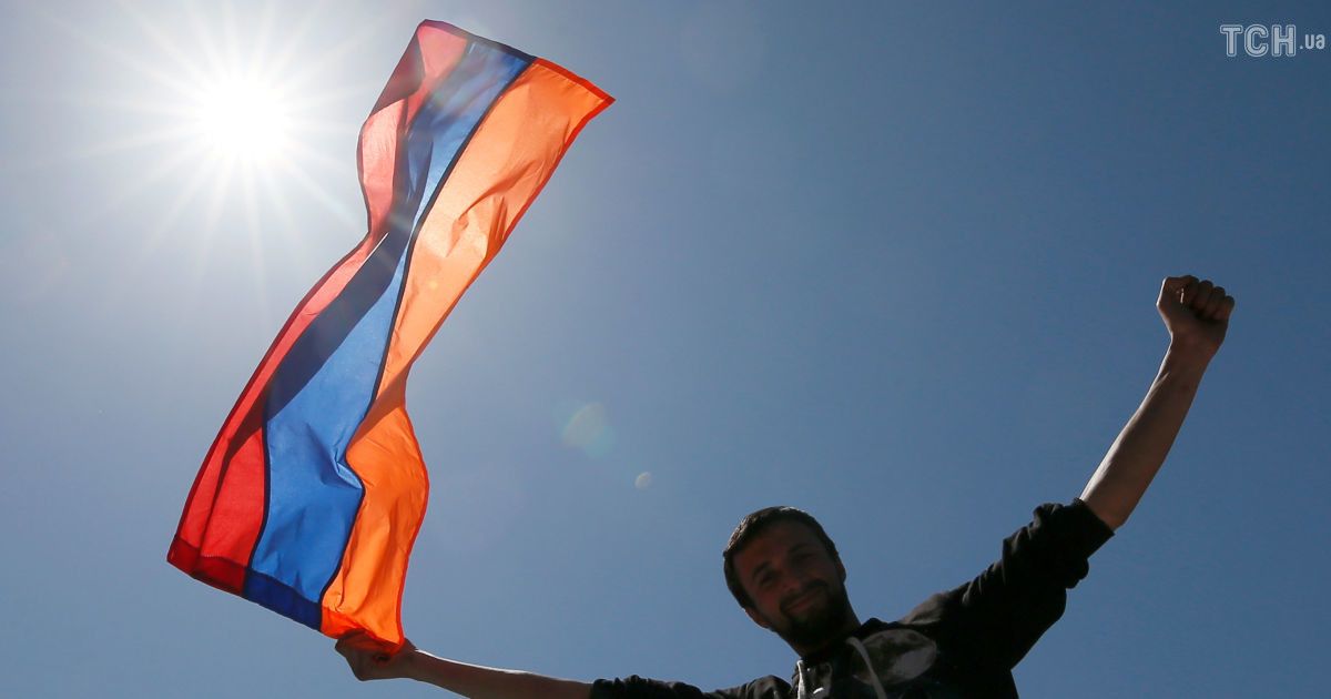 В Армении распустили парламент после провального голосования за премьера