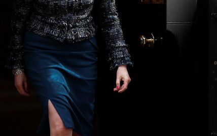 В синем платье и туфлях с каблуком-рюмкой: новый образ Терезы Мэй
