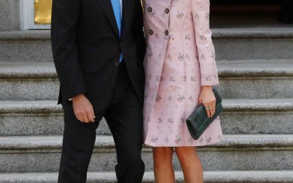 В коротком пальто с цветочным принтом: королева Летиция с мужем посетили торжественный прием