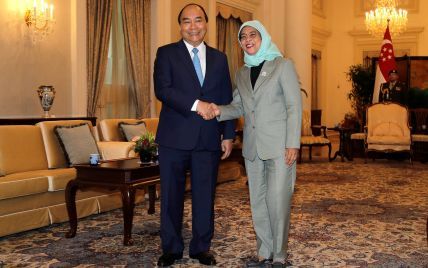 Традиции и современность: президент Сингапура Халима Якоб пришла на встречу в брючном костюме и хиджабе
