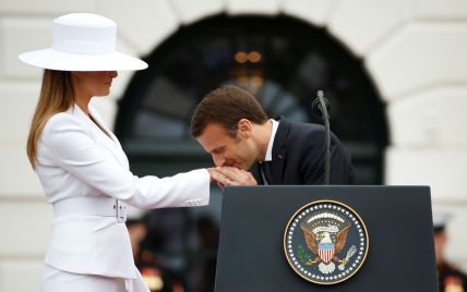 С истинно французской галантностью: как Эммануэль Макрон целовал всех на церемонии