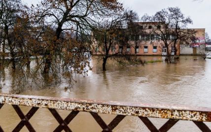 Річки Закарпаття досягли катастрофічного рівня паводку 2001 року – Москаль