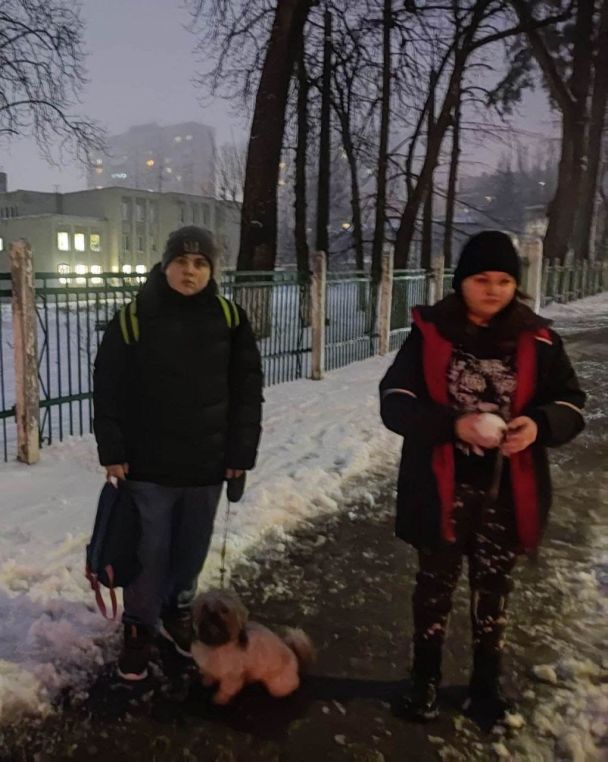 Саша і Богдан зі своєю собачкою Айкою породи мальтіпу / Фото: Тетяна Даниленко