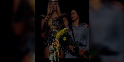 Оля Полякова на концерте в Киеве передала медикам эвакуационный реанимобиль