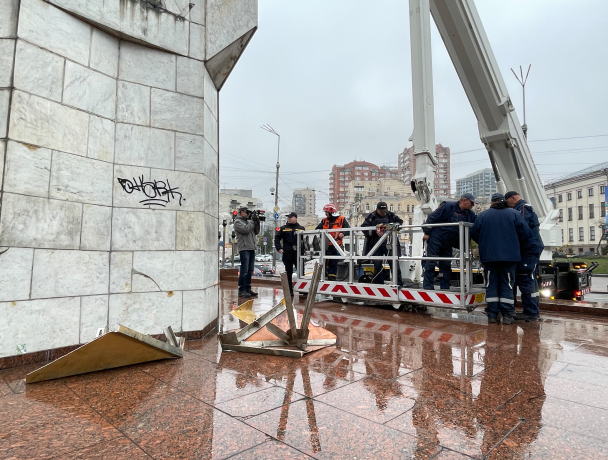 Демонтаж советской звезды на Галицкой площади в Киеве 4 ноября