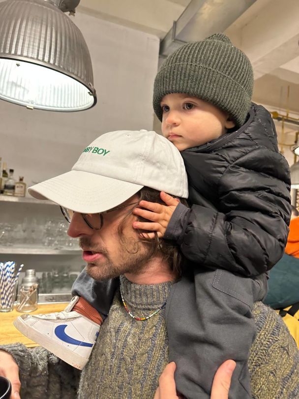 Дантес с сыном Даши Кацуриной / © t.me/dashakatsurinaa