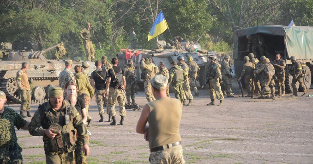 Боевики обстреливают украинских военных из 152-мм пушек.