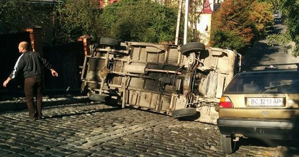 У Львові посеред вулиці перекинувся автобус