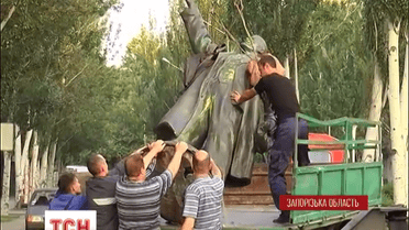 В Мелитополе за один день снесли три памятника Ленину