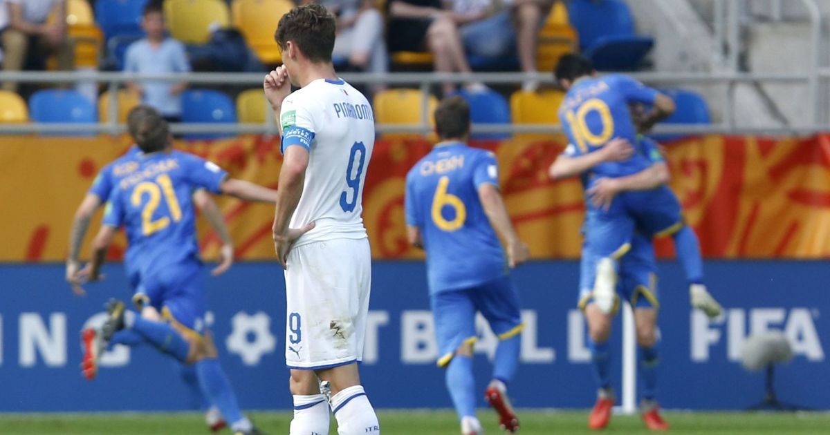 Футболісти юнацької збірної України поставили "на вуха" роздягальню після виходу до фіналу Чемпіонату світу