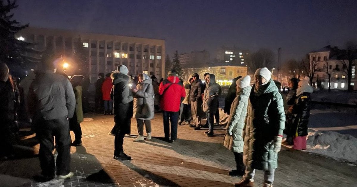 У центрі Хмельницького під час мітингу через відключення світла чоловік погрожував гранатою (відео)