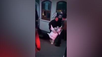 Біля Лаври за руки та ноги затримали вірянку УПЦ за підозрою в хуліганстві