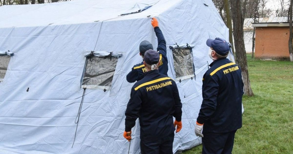 В усіх областях України рятувальники облаштували пункти прийому інфікованих коронавірусом
