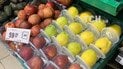 У київському супермаркеті для великих яблук вигадали індивідуальне "антивірусне" пакування