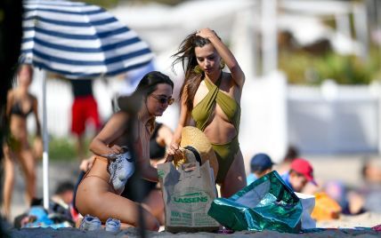 В оливковом купальнике и без целлюлита: Эмили Ратажковски отдыхает на пляже