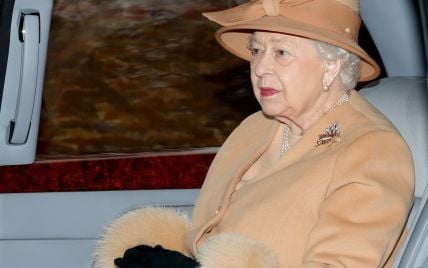 В нюдовом пальто и с новым оттенком помады: королева Елизавета II сходила на службу