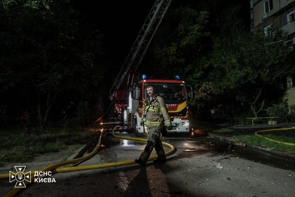 Російська атака спричинила пожежу у дев’ятиповерхівці. / © ДСНС