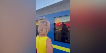 Камалия была тронута до слез, когда прощалась с дочерьми на вокзале