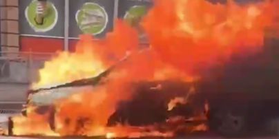 У центрі Києва зайнявся автомобіль: що відомо