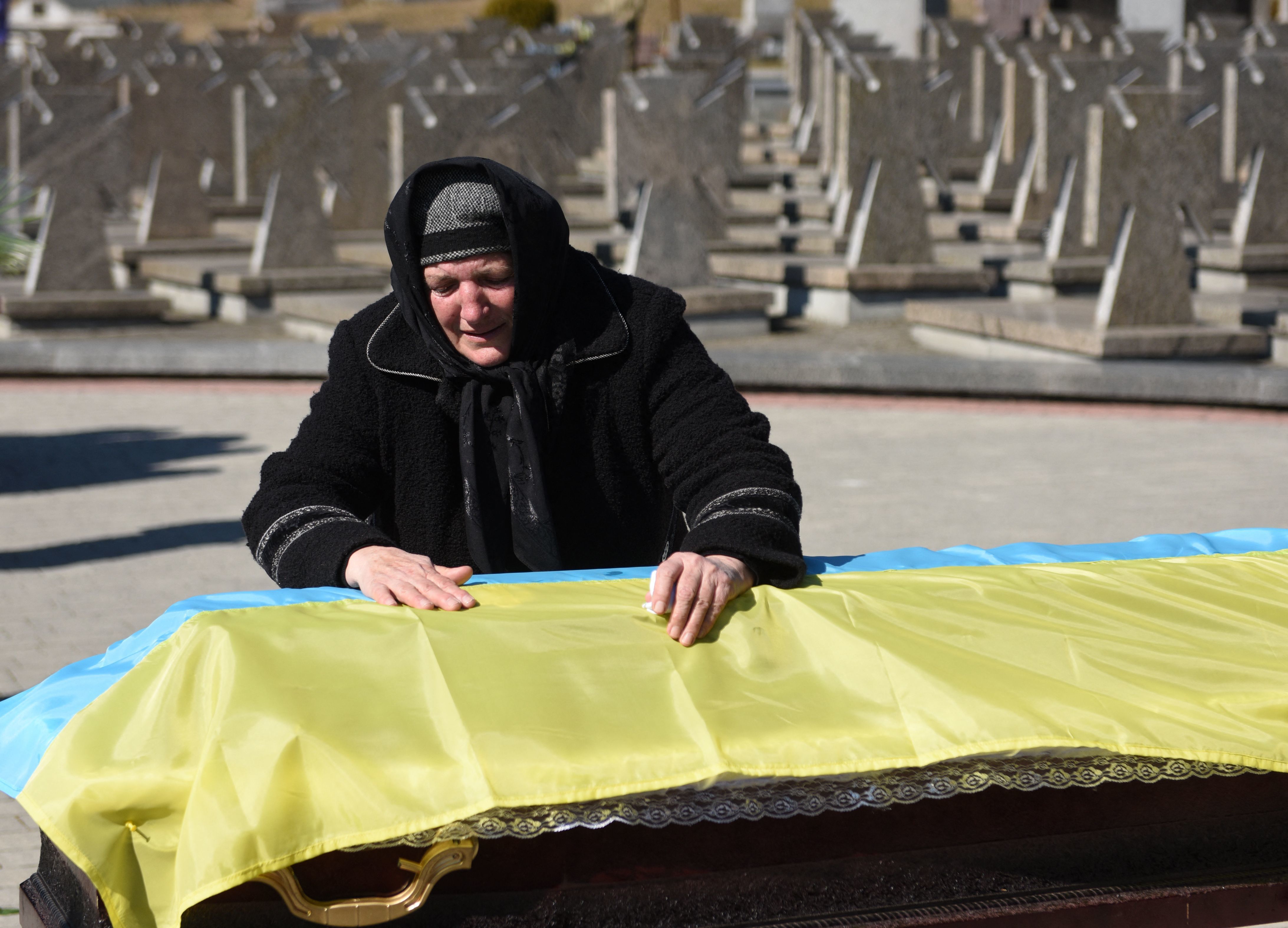 Каждый украинец. Украинские кладбища солдат 2022 видео. Видео пленных украинцев сейчас. Украинские кладбища солдат 2022 фото с высоты.