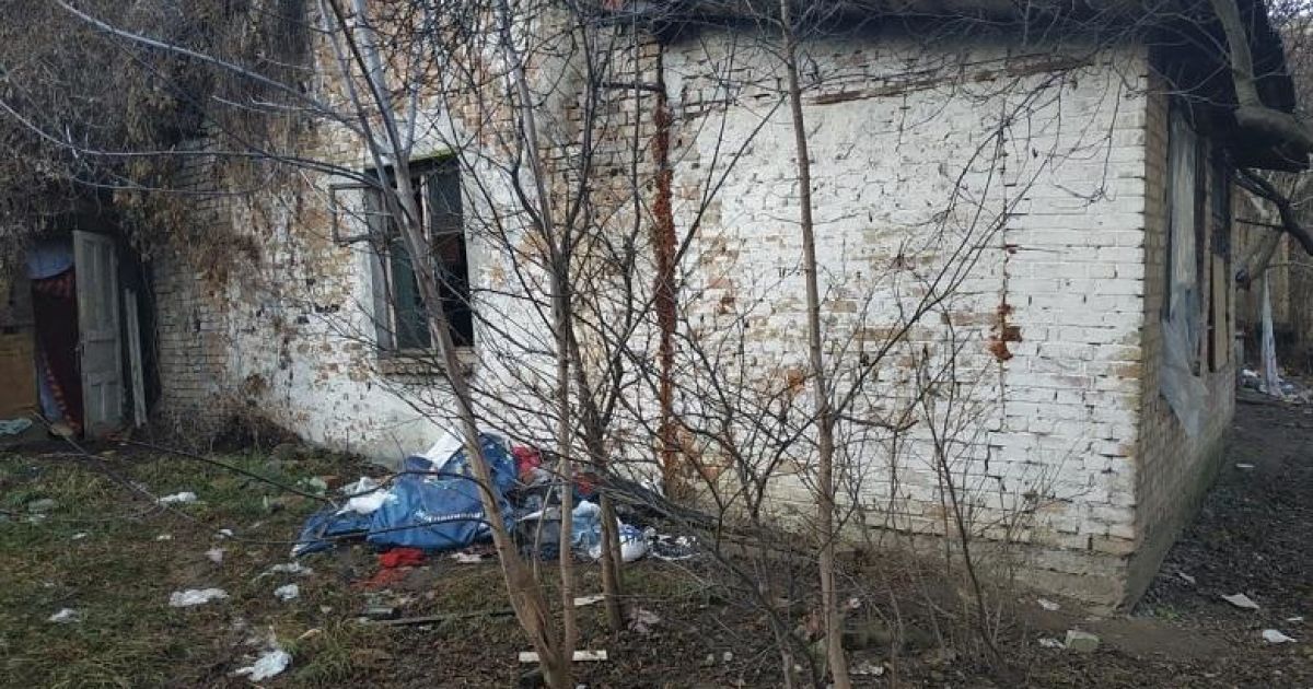 В Киеве в аварийный дом без отопления, света и воды заселилась семья с детьми