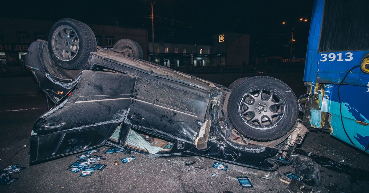 В Киеве Mercedes врезался в электрокар, перевернулся и влетел в троллейбус