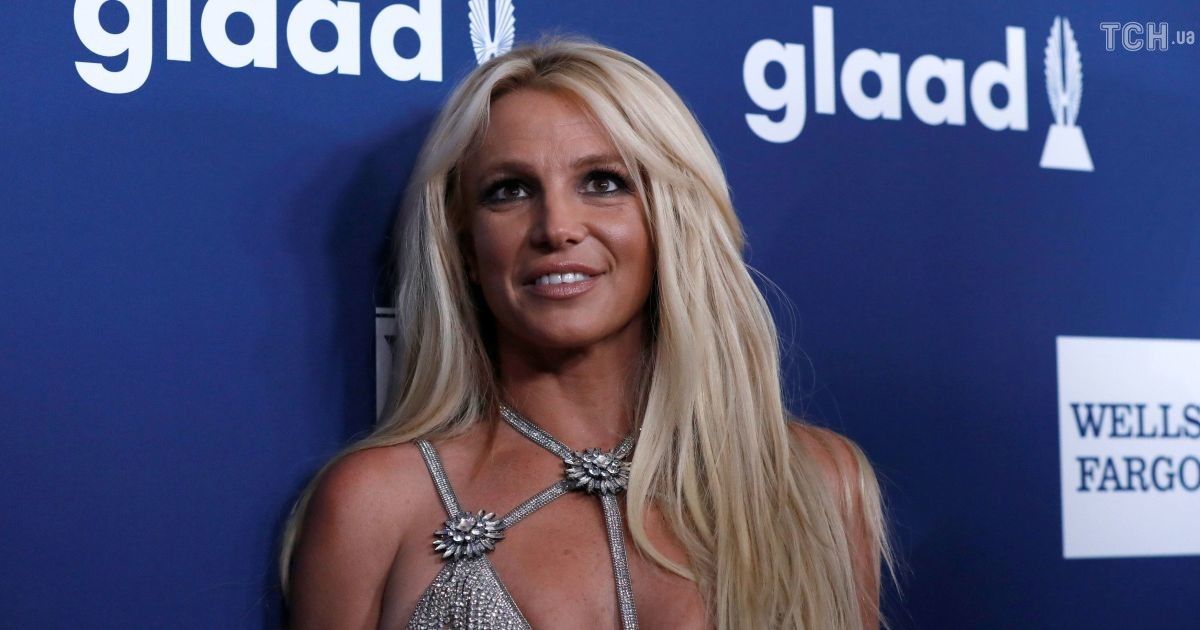 Бритни Спирс покачала мышцы и показала обнаженный торс загадочного парня в рекламе духов