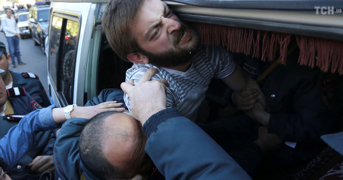 Во время массовых протестов в Армении задержали более сотни митингующих