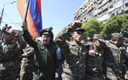 Минобороны Армении осудило участие военных в протестах в Ереване и пригрозило жесткими мерами