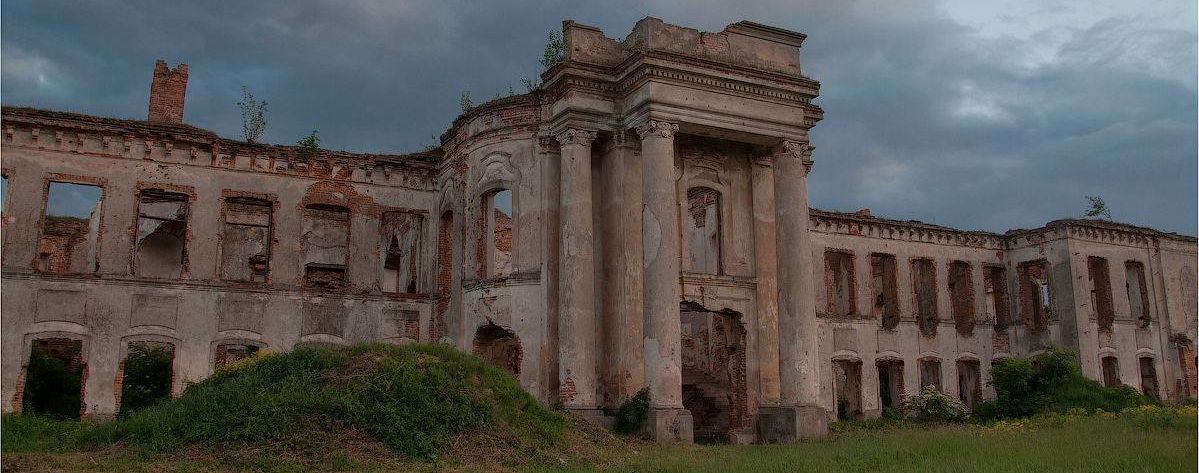 В Ізяславі от-от повністю зникне унікальний палац Санґушків