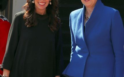 В юбке и на шпильках: беременная премьер-министр Новой Зеландии на встрече с Терезой Мэй