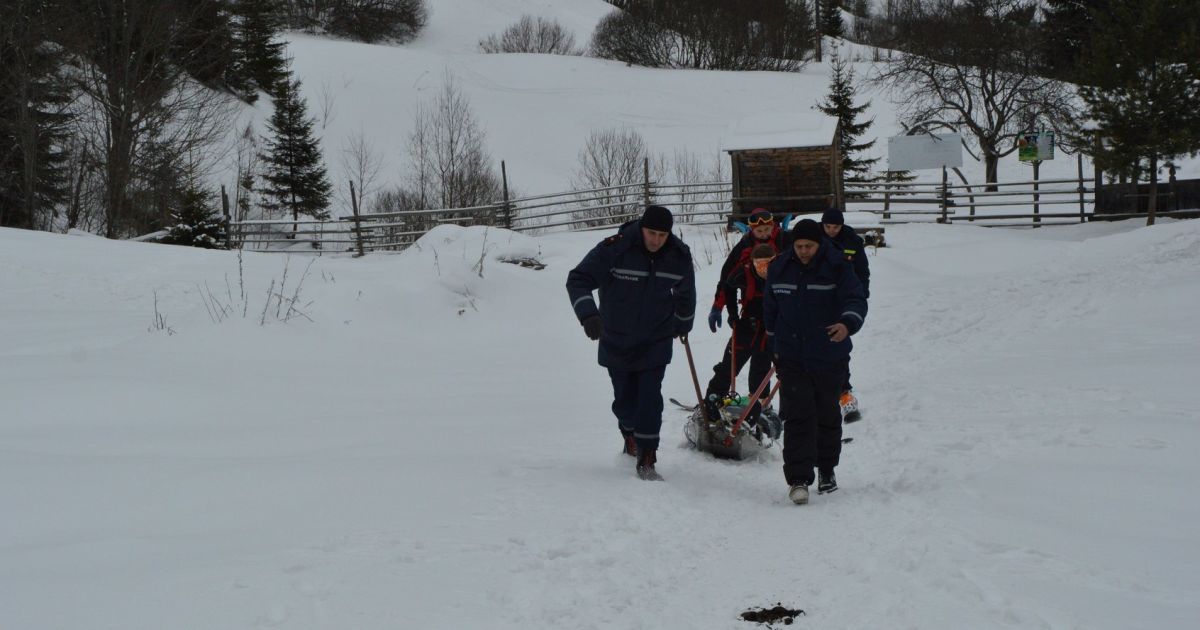 Під час порятунку туристів у Карпатах троє рятувальників отримали обмороження