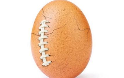 Самое популярное яйцо в Instagram рекламировало Супербоул, а теперь борется с давлением соцсетей
