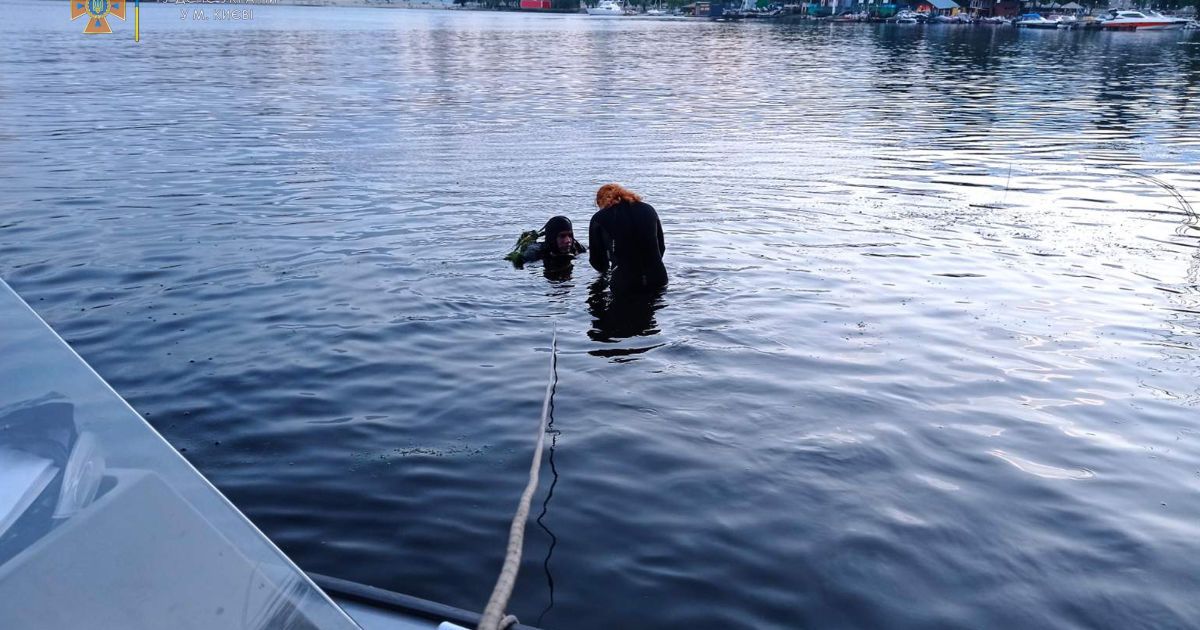 В Оболонском районе столицы водолазы достали из Днепра тело мужчины