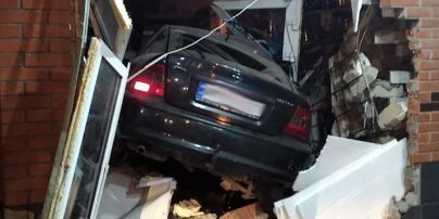 В Бердичеве пьяный водитель въехал на машине в магазин