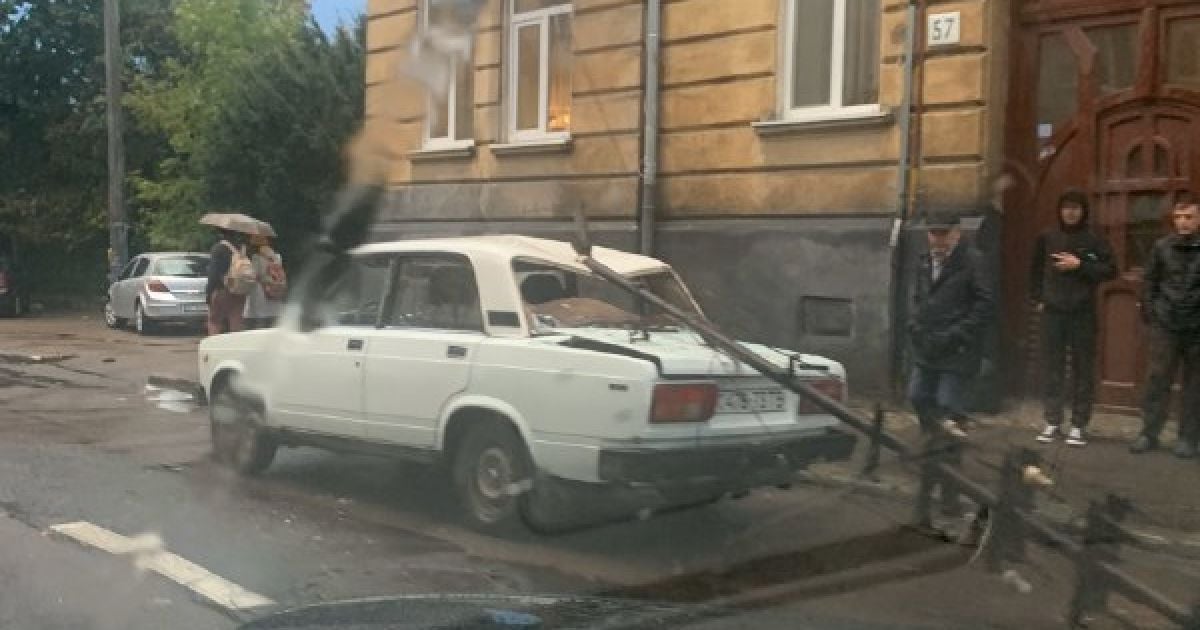 Десятки поваленных деревьев и разбитые автомобили. Львовом пронесся разрушительный ураган