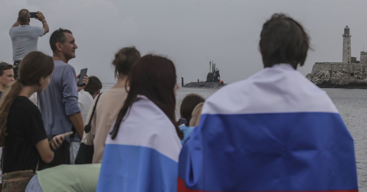Кубинцы встречают российские корабли в порту Гаваны