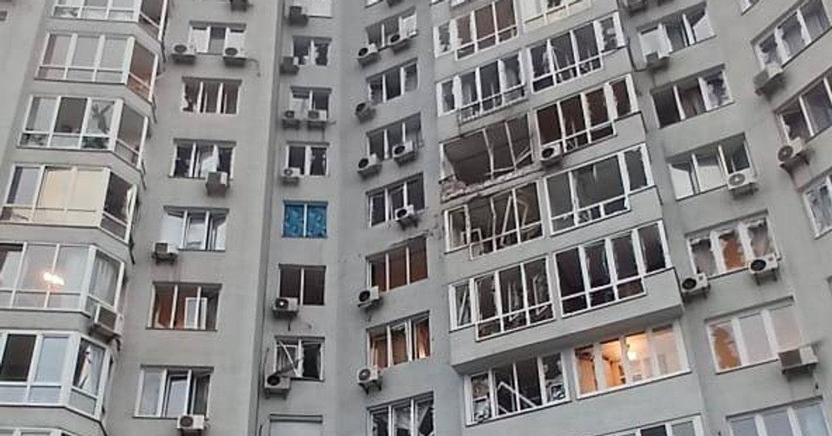 Поврежденная из-за атаки на Киев многоэтажка